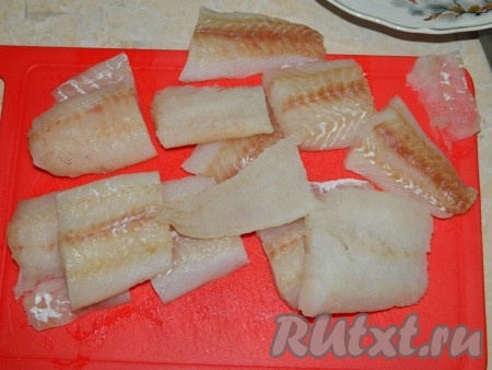 Режем рыбное филе на порционные кусочки.