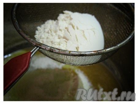 Просеиваем в смесь воды и масла 220 грамм муки, непрерывно вмешивая муку в тесто с помощью столовой ложки.