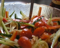 Овощной салат с жареной щукой