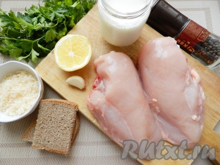 Подготовить продукты для приготовления куриной грудки в йогурте в духовке. Куриную грудку отделить от кости и разделать на два филе.