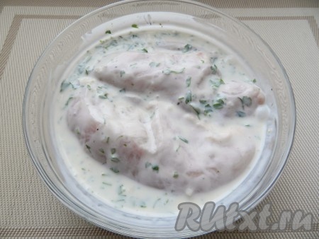 В йогуртовый маринад выложить вымытые и обсушенные куриные филе и оставить на 2 часа (или более) в прохладном месте.