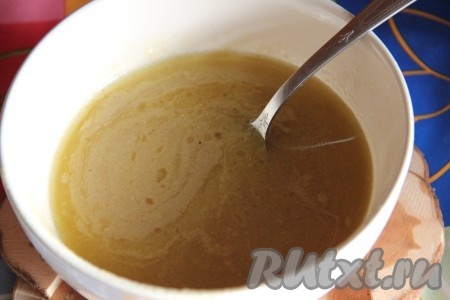 Полученный соус процедить через сито, а затем выпарить на сковороде до загустения.
