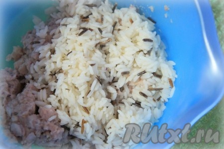 К получившемуся рыбному фаршу выложить варёный рис (я использовала смесь "4 риса").