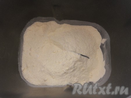 В ведёрко хлебопечки всыпать сахар и сухое молоко (если имеются комки, то можно просеять сахар и сухое молоко через сито).