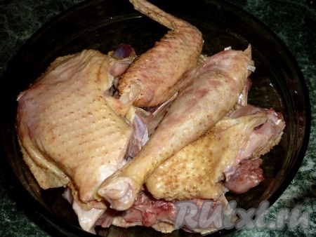 Курицу хорошо помыть, обсушить и нарезать на порционные кусочки.