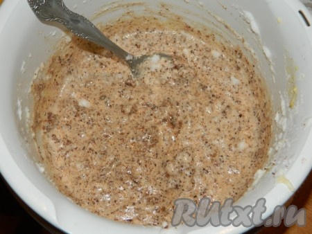 Готовую начинку из орехов и шоколадов выкладываем в форму на тесто.