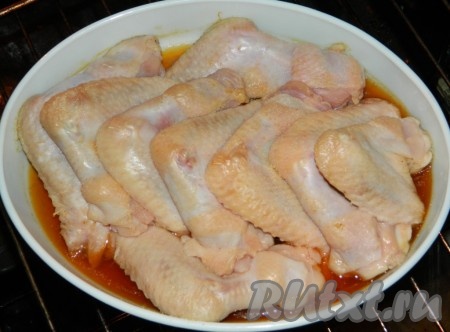 Получившимся карамельным соусом полить куриные крылышки и поставить в разогретую духовку, запекать минут 50-60 при температуре 200 градусов.