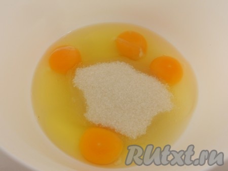 В миску с яйцами добавить сахар.