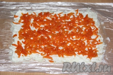 1 морковь натереть на крупной тёрке и выложить поверх картофеля, разровнять.