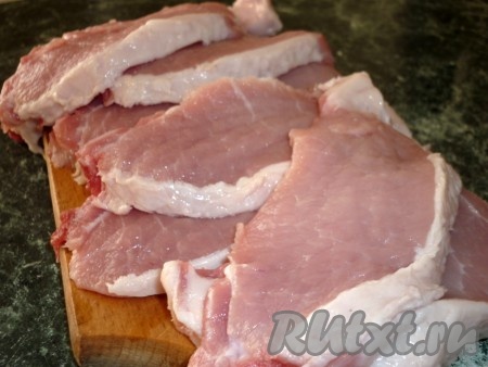 Мясо нарезать острым ножом на кусочки толщиной 1-1,5 сантиметра.