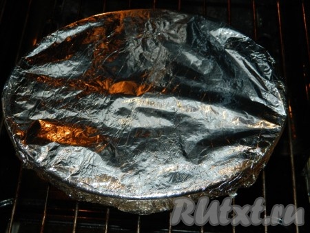 Накрыть форму фольгой и поставить в духовку на 20 минут при температуре 190 градусов.
