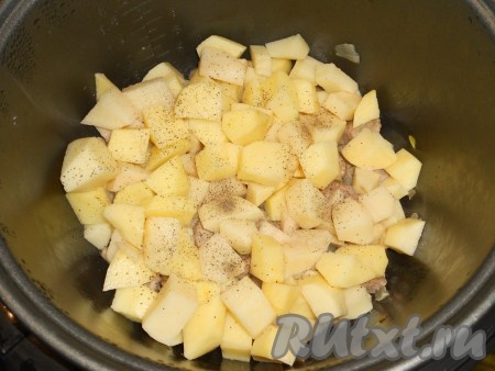 На мясо выложить подготовленный картофель. Посолить и поперчить.