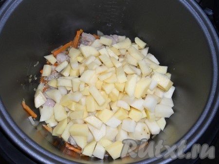Картофель очистить и порезать небольшими кубиками. Поместить в чашу мультиварки сверху мяса.