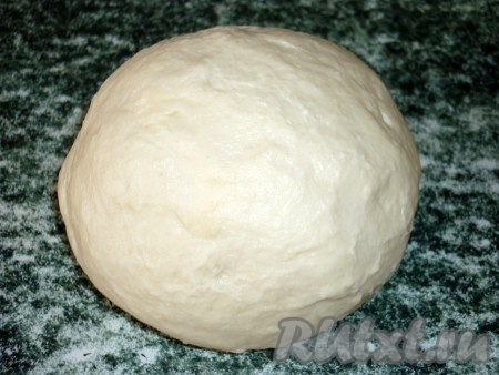 Готовим тесто для яблочного штруделя: в просеянную муку добавляем соль, растительное масло и воду. Замешиваем тесто и месим не менее 10 минут, чтобы тесто стало гладким и эластичным. Скатываем тесто в шар, поверхность смазываем растительным маслом и заворачиваем в пищевую пленку. Оставляем на 30-40 минут, чтобы тесто отдохнуло.