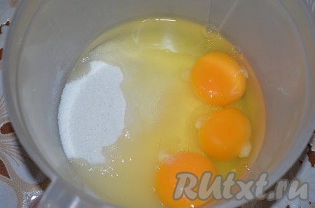 Вначале замесим тесто, для этого в чашу, удобную для взбивания, нужно насыпать сахар и разбить яйца.