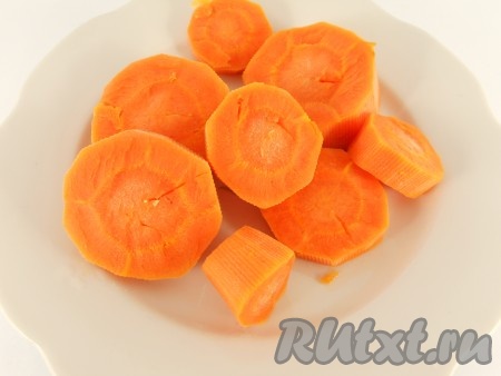 Морковь очистить, порезать кружками и отварить в воде до полуготовности (около 15 минут). Воду слить, морковь остудить.
