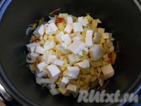 Далее на овощи и мясо выложить картофель и плавленный сыр, порезанные кубиками.