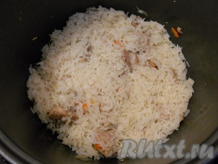 Когда мясо с овощами обжарится, всыпать рис.
