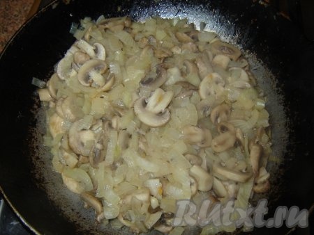 Смешиваем вместе грибы и лук, солим и отправляем на сковородку. Обжариваем на растительном масле шампиньоны и лук до полуготовности.