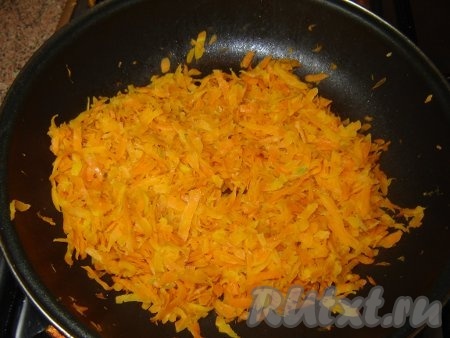 Отправляем ее на разогретую сковородку с растительным маслом и обжариваем до полуготовности (морковь не солим).
