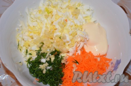 Укроп вымыть, нарезать. Морковь очистить, натереть на мелкой тёрке. В миске соединить сыр, яйца, морковку, небольшую часть нарезанного укропа, добавить пропущенный через пресс (или мелко нарезанный) чеснок и 1-1,5 столовых ложки майонеза, посолить и поперчить по вкусу. Тщательно перемешать сырную массу, она должна получиться достаточно густой, из неё должны хорошо лепиться шарики. Если нужно, добавьте ещё немного майонеза, масса не должна быть суховатой.