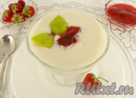 Далее замечательный, полезный и очень вкусный йогурт с закваской, приготовленный в мультиварке, можно переложить в креманку.
