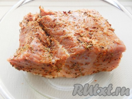Мясо натереть солью и специями со всех сторон, поместить в контейнер с крышкой и убрать в холодильник на ночь (или больше).