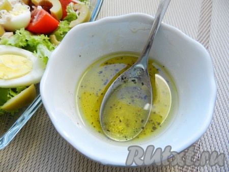 Для заправки смешать оливковое масло с лимонным соком, солью и перцем, перемешать и заправить салат.