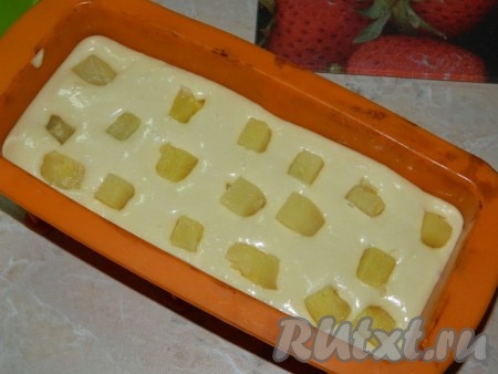 Кусочки консервированных ананасов выкладываем на тесто. У меня были консервированные ананасы кусочками, если у вас кольца, то предварительно нарежьте их на кусочки.