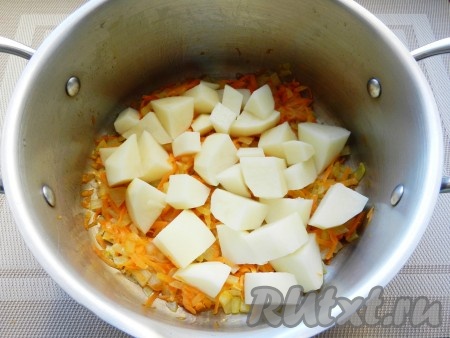 Добавить очищенный и нарезанный кубиками картофель.