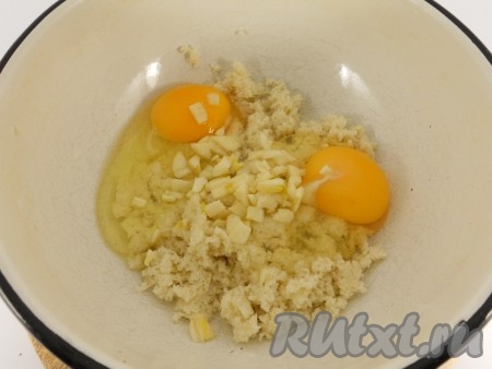 Хлеб отжать, выложить в глубокую миску, добавить яйца и мелко нарезанный чеснок.