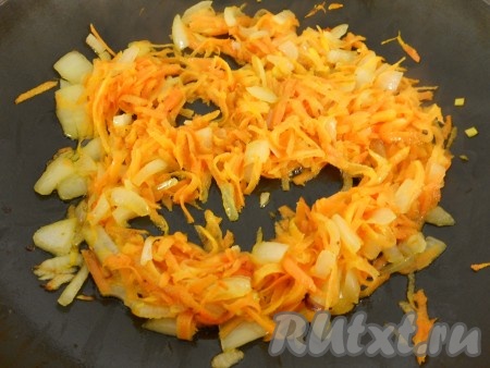 Лук нарезать мелко. Морковь натереть на крупной тёрке. В сковороду влить растительное масло, добавить сливочное масло, выложить морковку с луком и обжарить на среднем огне овощи, помешивая, до мягкости (в течение 6-7 минут). 