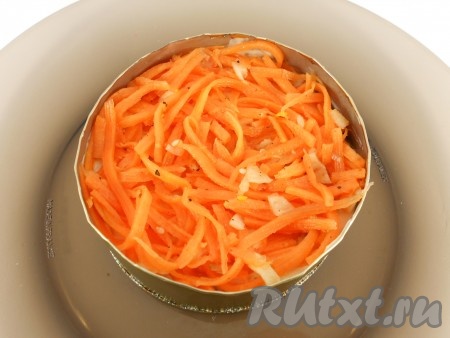 Следующий слой - корейская морковь (если полосочки моркови слишком длинные - измельчить).