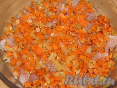 Далее выложить лук и морковь, также чуть посолить и поперчить.