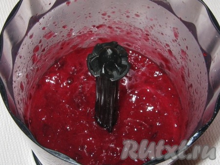 Клюкву хорошо промыть(если замороженная разморозить), положить в чашу блендера и пробить до пюреобразного состояния. 