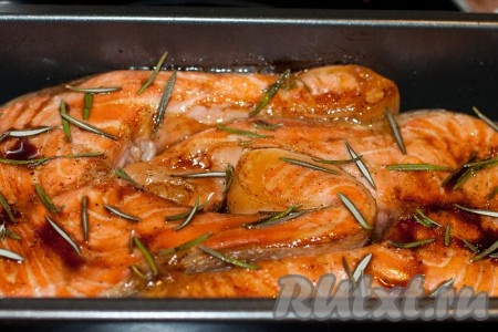 Запекать филе семги в духовом шкафу 10 минут при температуре 200 градусов.
