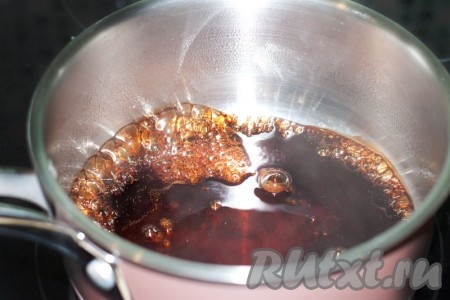 В ковшике (сотейнике) выпарить соус терияки с медом до густого состояния.