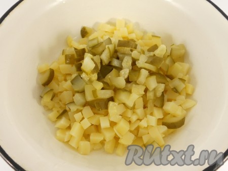Картофель отварить в кожуре, остудить, очистить и нарезать небольшими кубиками. Также порезать маринованные огурчики.