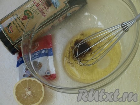 Готовим заправку к салату "Коко Шанель": смешиваем оливковое масло, лимонный сок,  соль и перец.

