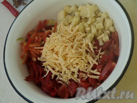 Сыр натираем на крупной терке. Болгарский перец режем соломкой, а помидоры и картошку -  кубиками.
