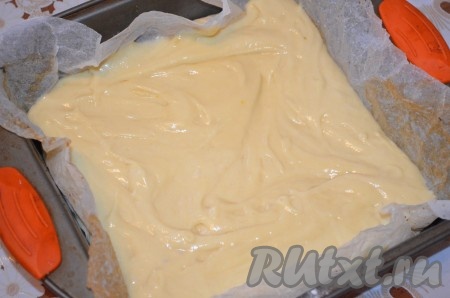 В форму 20 на 20 см (смазать или выстелить пергаментом) вылить тесто. Печь бисквит примерно 30 минут при температуре 180 градусов.
