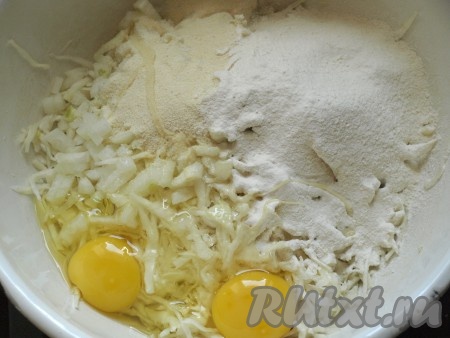Капусту режем, солим и перетираем руками, чтобы она стала мягче. 1 луковицу мелко режем. Добавляем к капусте яйца, манку, муку и порезанный лук.
