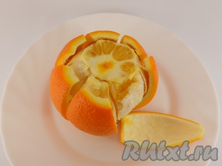 Для начала нужно очистить апельсины. Предлагаю два способа: первый - это срезать края, сделать продольные надрезы через весь апельсин, поддеть ножом край и просто снять часть кожуры.