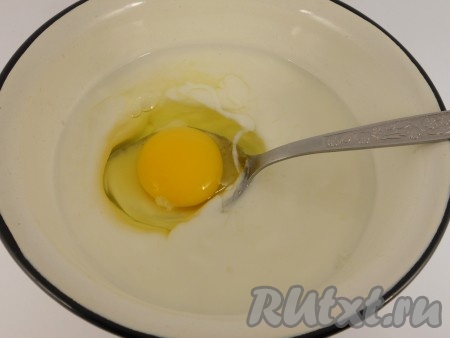 Кефир комнатной температуры влить в глубокую посуду. Добавить яйцо, соль, сахар и соду.