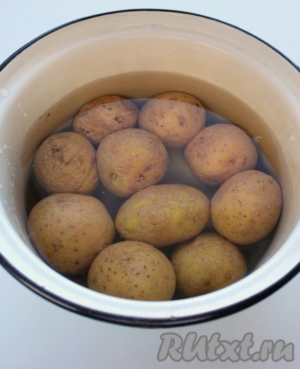 Картофель взять небольшой, тщательно вымыть и отварить в кожуре в течение 7 минут с момента закипания воды.