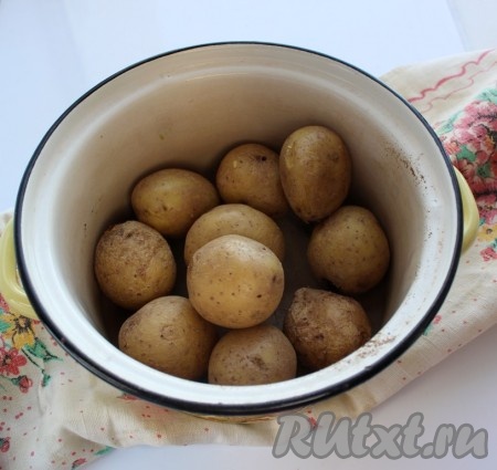 Затем воду слить, дать картофелю обсохнуть, поставив кастрюлю на огонь на 15-20 секунд и встряхивая картошку.