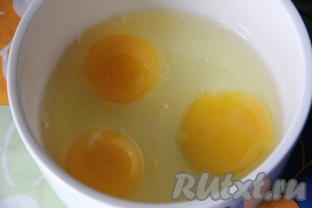 Яйца с солью хорошенько взбить венчиком (до побеления).