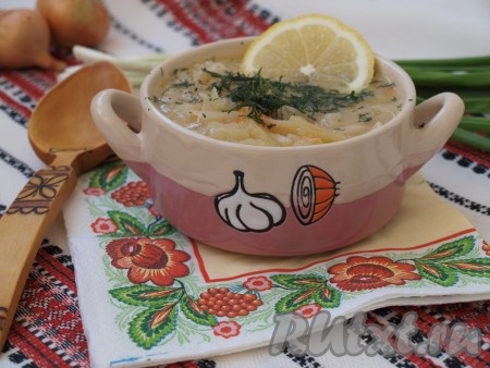 Дать овощному луковому супу с капустой настояться под крышкой минут 10-15 и можно подавать к столу с кусочком лимона и нарезанной зеленью. Этот простой постный суп прекрасно разнообразит ваше меню!