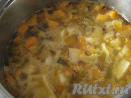 Картошку очистить, нарезать на небольшие кубики. В кастрюле вскипятить куриный бульон, добавить картофель, обжаренные овощи и варить суп с момента закипания на небольшом огне 20-25 минут.