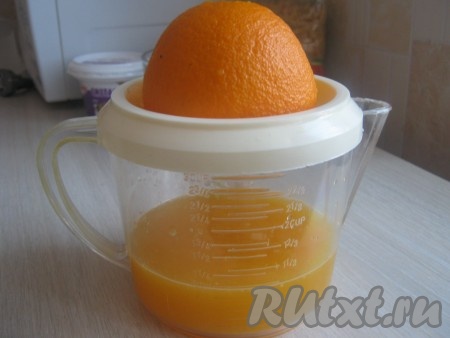 Из апельсинов выжимаем сок.
